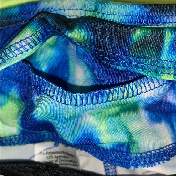 Athletic Shirt and Cropped Pants - Picture 6 of 7